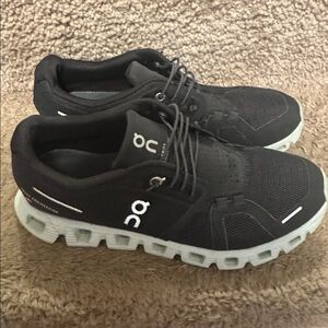 On Running Womens Cloud 5 Sneakers - Black/White